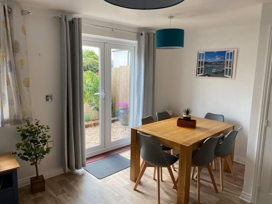 Stylish 3 Bed Home With Allocated Parking For 2 Ліскард Екстер'єр фото